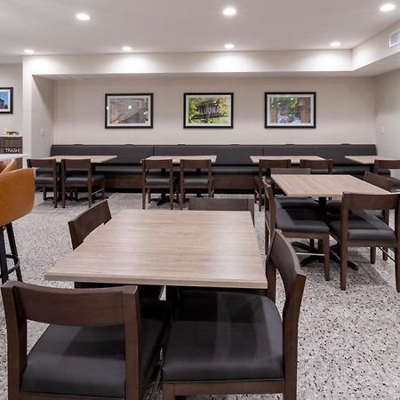 Grandstay Hotel & Suites Johnston-Des Moines, Ia ภายนอก รูปภาพ